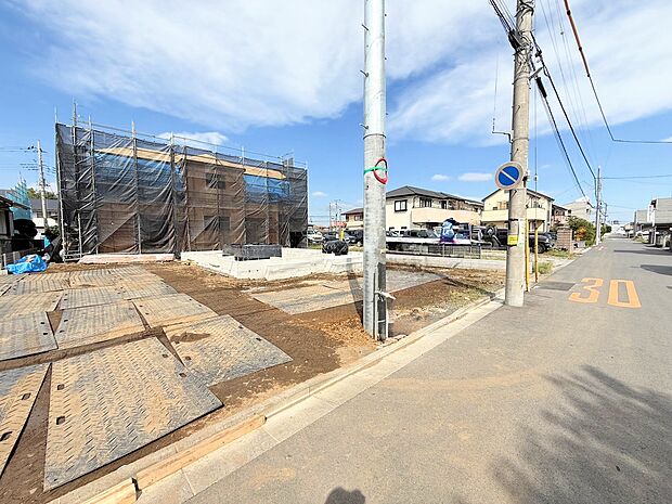 左側が当物件。リビングイン階段を採用しました。(令和7年10月 撮影)