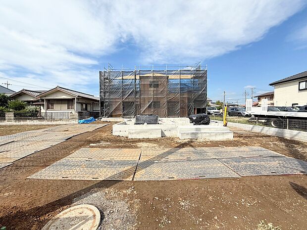 キッチンからリビング全体を見渡せ、会話を楽しみながらお料理できます。(令和7年10月 撮影)