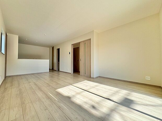 17.7帖のLDKは対面式キッチンを採用しています。