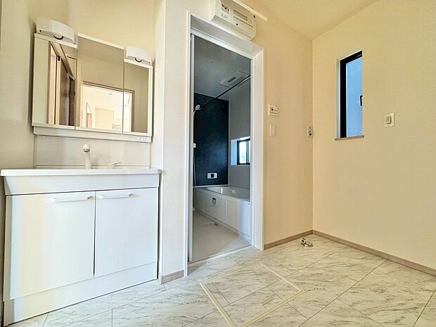 キッチンそばに洗面・浴室を設け、毎日の家事動線にも配慮しました。