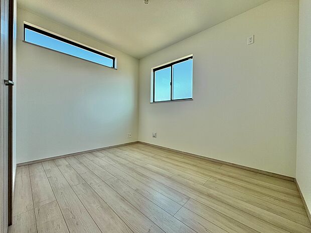 近隣との視線を考え、配慮された窓位置。