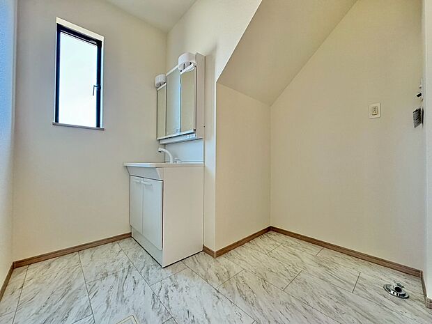 湿気がこもりやすい洗面所には窓があり換気がしっかり行えます。