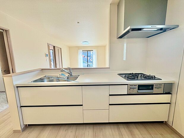 収納も多く、大きな鍋やフライパン、調味料などもスッキリ片付きます。