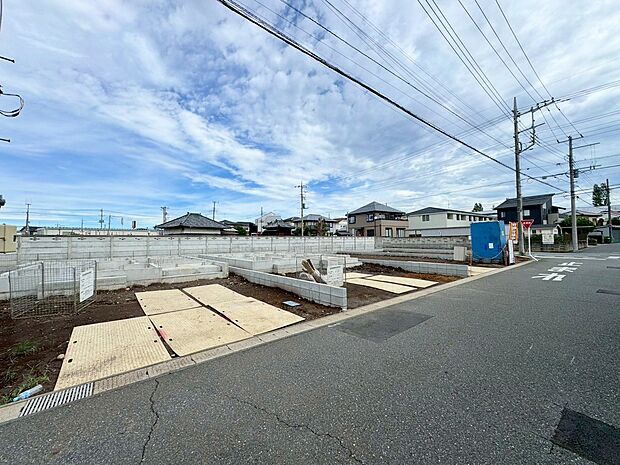 カースペースには並列2台駐車可能です。(令和7年9月 撮影)