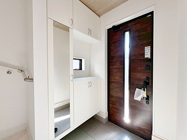 採光を考えて造られた玄関は、優しく家族を送り出し出迎えます。