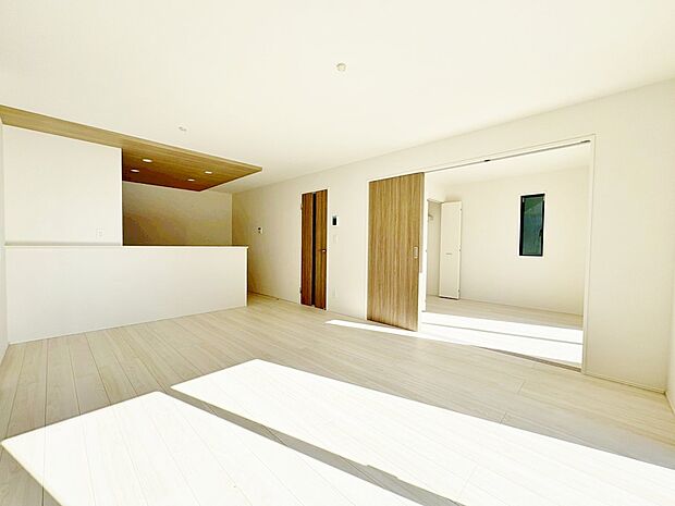 ひとつながりの空間になる、LDKと続き間居室のある間取り。