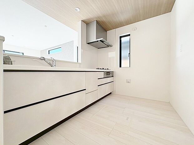 落ち着きのあるカラーで統一された清潔感と気品あふれるキッチン。