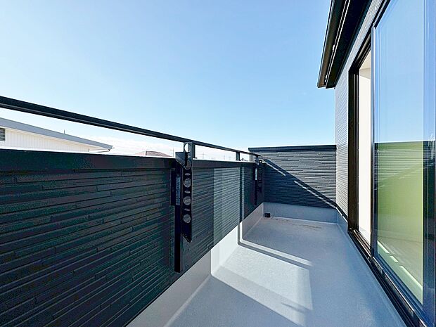 2部屋から行き来できる続きバルコニーを配置しています。