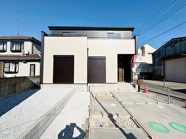 間口の広いカースペースには並列で2台駐車可能です。(令和7年11月 撮影)