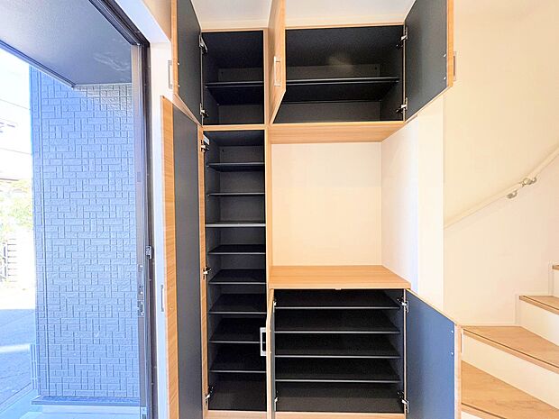 たくさんの靴をすっきりと収納できます。