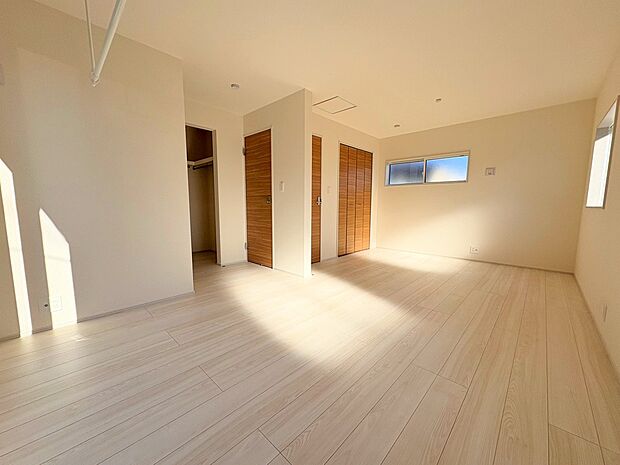 日照に恵まれたお部屋。豊かな陽光がこの場所を照らしだします。