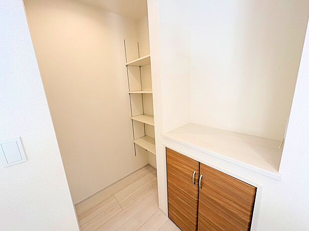 パントリーを設置し、食品や生活用品などスムーズに収納できます。