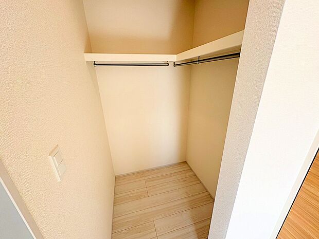 衣替えの手間が省ける大容量のWICです。