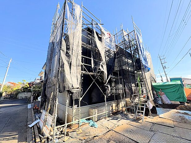 室内には豊かな陽光が注ぎ込み、爽やかな住空間を演出。(令和7年11月 撮影)