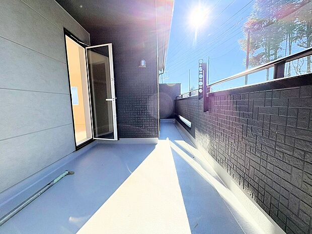 広々としたバルコニーです。たくさんの日差しと風を受け洗濯物もすぐに乾きそうですね。