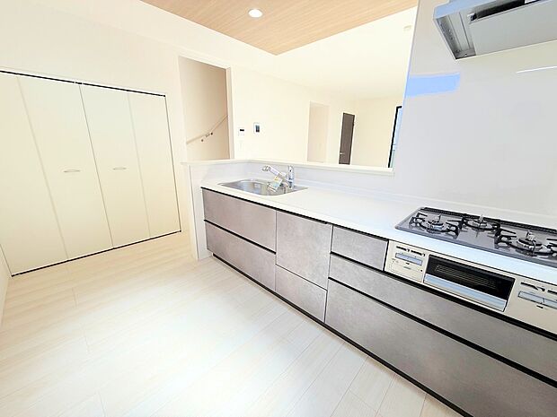 ワークスペースが広く、並んで調理しても余裕の広さを感じていただけます。