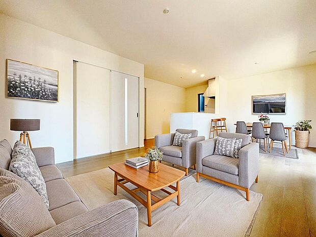 全室南西向きの明るい間取り。空間という『贅』を感じ、過ごす時間を豊かなものに。※現況の物件写真にCGによる画像処理がされています。