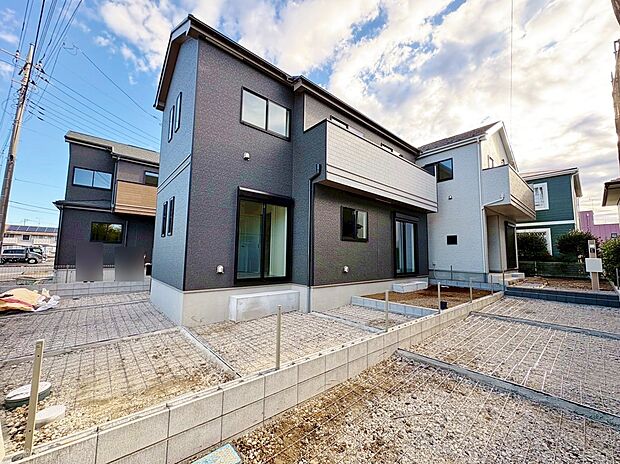 手前が当物件。小・中学校まで徒歩10分でお子様の通学も安心です。(令和7年12月 撮影)