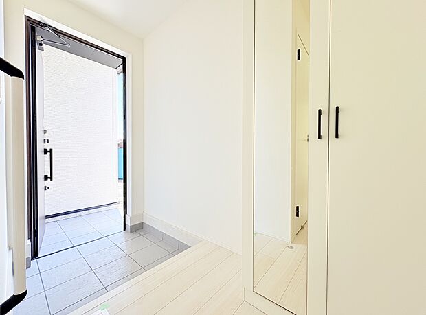 明るくコントラストのある、開放感と清潔感を兼ね備えた玄関。