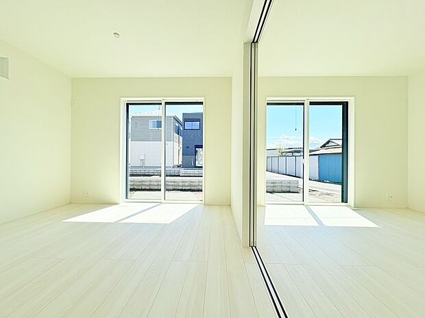 続き間洋室の扉を開放することで、リビングとつながり広さを感じられます。