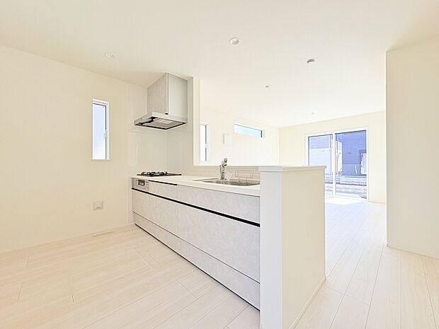 リビング全体を見渡せるよう対面式キッチンを採用しました。