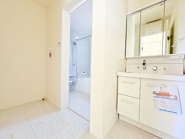 大きく見やすい三面鏡で清潔感ある洗面台。