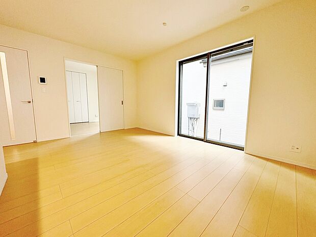 洗練された雰囲気のリビングは、長居したくなる居心地の良い空間です。