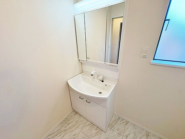 玄関そばに設置した洗面・脱衣室は、帰宅後すぐに手洗いができます。