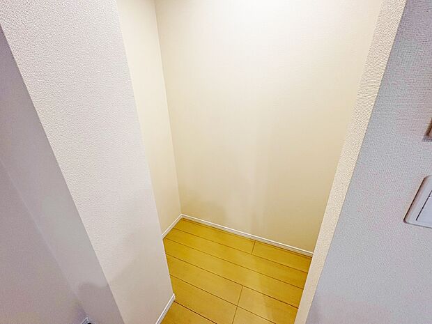 パントリーを設置し、食品や生活用品などスムーズに収納できます。