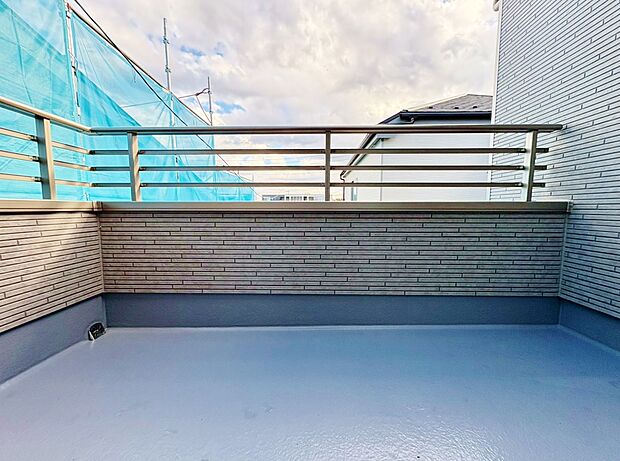 バルコニーを2ヵ所確保しました。洗濯物が多い日や布団を干すにも便利です。