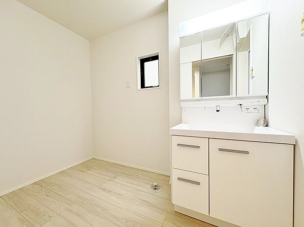 湿気がこもりやすい洗面所には窓があり換気がしっかり行えます。