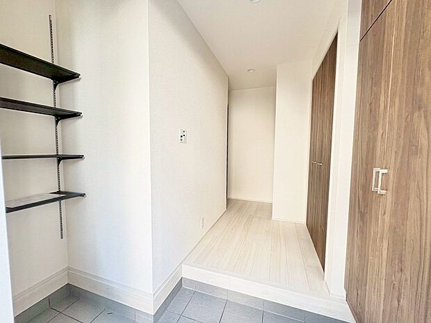 玄関には色々な物をしまえる土間収納を設けております。