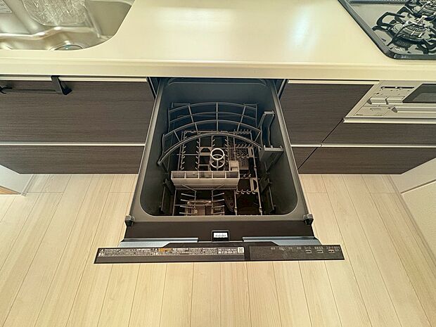 ビルトイン食洗器ですっきりと使いやすい作業スペースを確保しています。
