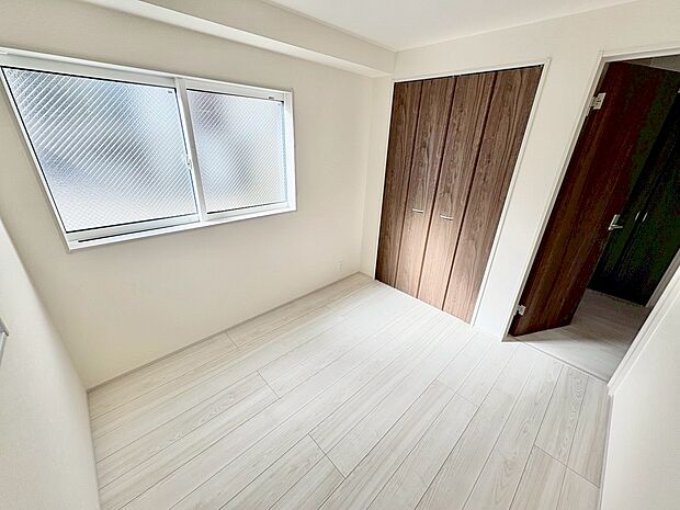 日々の疲れを癒すシンプルながらも洗練されたベッドルーム。