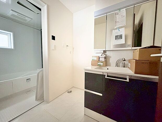 ゆとりある洗面スペースなら、朝の身支度と家事の時間が重なっても安心です。