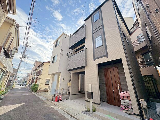 雨や風、雪などから愛車を守ってくれるビルトインガレージ。(令和7年10月 撮影)