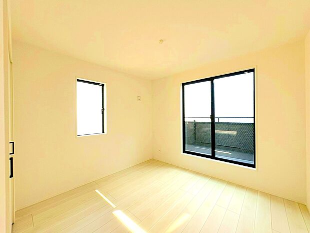 バルコニーからの明るい陽光がお部屋に差し込みます。