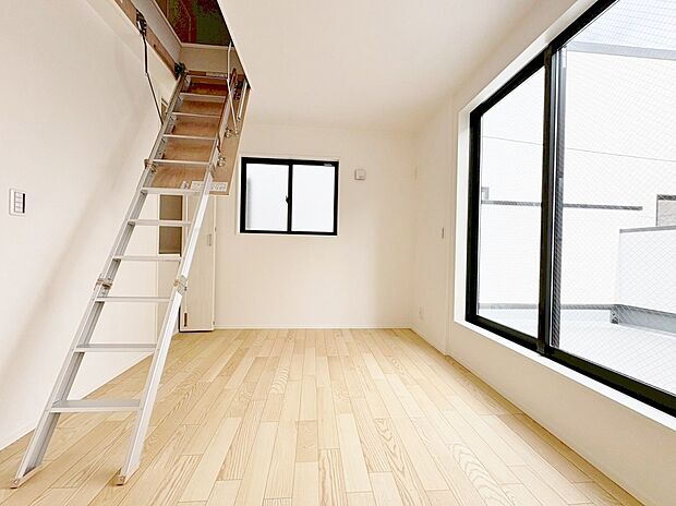 ハシゴを上ると小屋裏収納がございます。