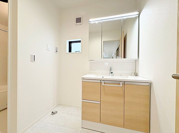 キッチンのそばに水回りを集約した家事効率の良い動線を確保。