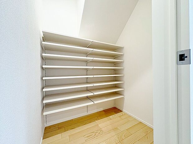 様々収納できる大容量のパントリーです。