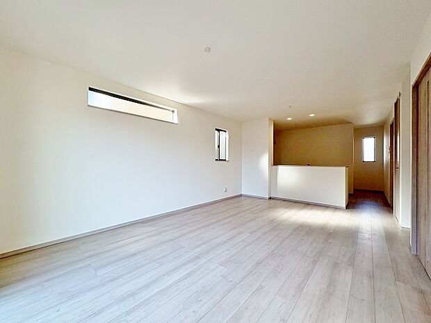 開放的なリビングは心地よい光と風に満ち溢れ家族が自然と集まる場所へ。