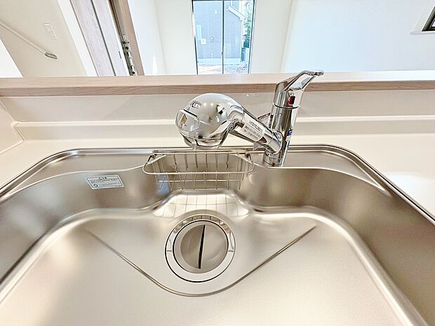 広々シンクでお鍋もフライパンもラクラク洗浄。