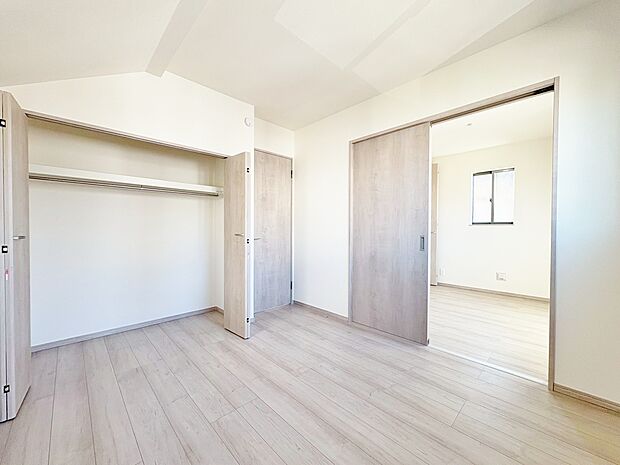 続き間の扉を開放することで広さを感じられます。