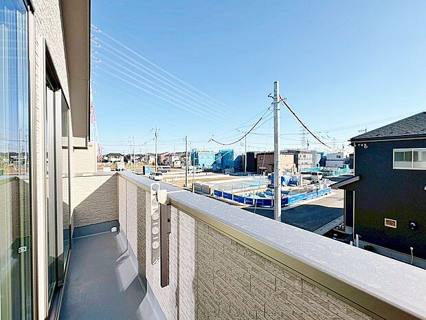 2部屋に面したバルコニーは洗濯物や布団干しにも便利です。