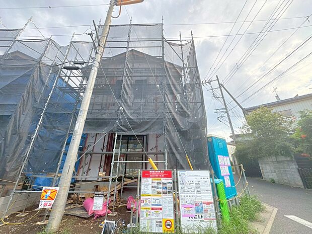 陽当たり・通風良好な角地に面した邸宅。(令和7年9月 撮影)