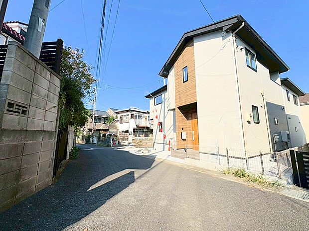 印象的な家の顔が訪れる人を惹きつける外観です。