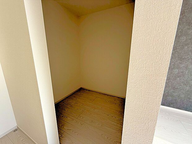 衣類や鞄、帽子など散らかりがちな小物類もすっきり収納可能。