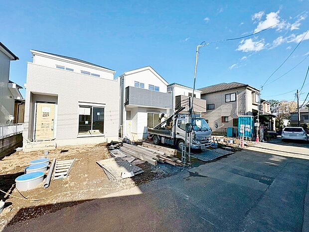 キッチンそばに洗面所、浴室を集めた無駄のないコンパクトな家事動線を確保。(令和7年11月 撮影)