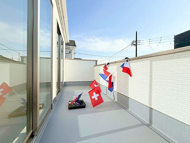 広いバルコニーは布団を一気に干すことが可能です。