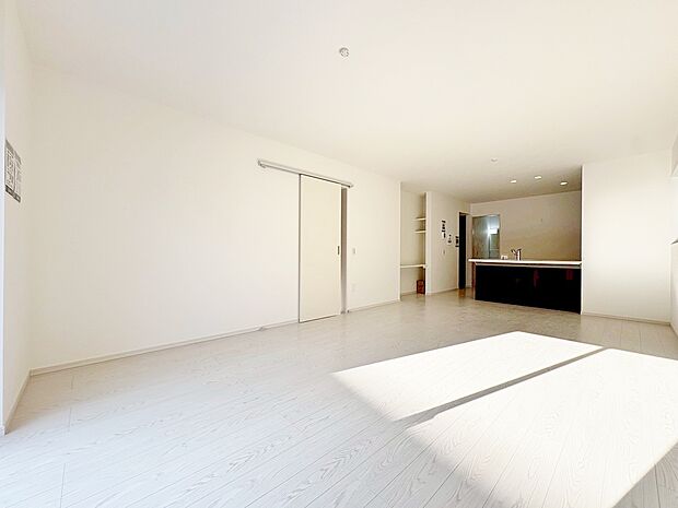 キッチンからリビング全体を見渡せます。